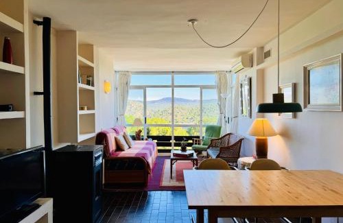 San Martin de Valdeiglesias Apartment | Cozy Apartment with Beautiful Views and Private Beach Access