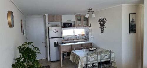 El Tabo Apartment | Beachfront Getaway: ACOGEDOR Dpto en EL TABO with Pool