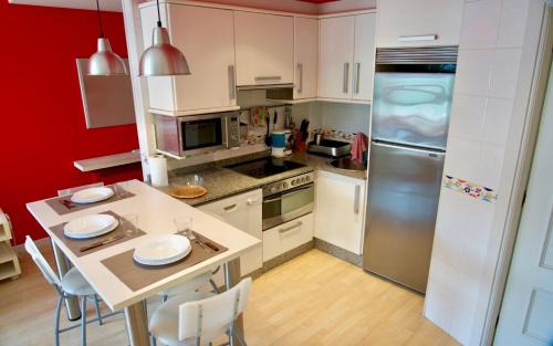 Baiona Old Town Apartment | Cozy Apartment in Baiona: Pet and Child Friendly Stay