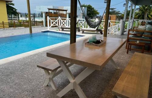 Omoa Villa | Cozy Cabin with Pool & Beach Kiosk - Perfect for Families