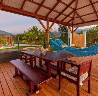 Omoa Villa | Cozy Cabin with Pool & Beach Kiosk - Perfect for Families