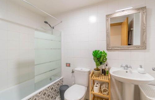 Mendillorri Apartment | Relax in a Cozy Pet-Friendly Retreat for Families