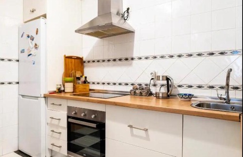 Genil House | Cozy Shared Room in Central Apartment - Pet Friendly Stay