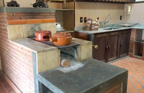 Piedade House | Tranquil Getaway with Gourmet Dining and Pet-Friendly Options