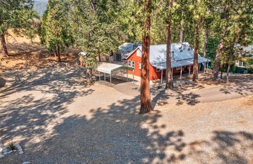Oakhurst House | Discover Acorn Cabin: Your Family-Friendly Yosemite Retreat