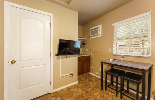 Oakhurst House | Discover Acorn Cottage: Your Bass Lake & Yosemite Retreat