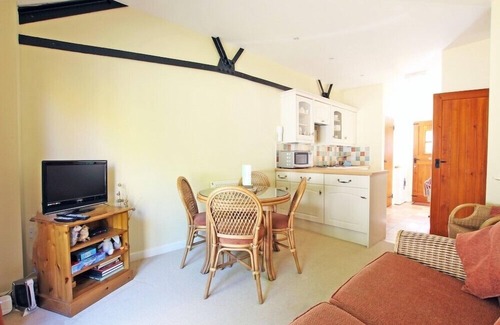 Ashford Cottage | Acorn Cottage: Cozy Retreat with Kitchen & Breakfast Options