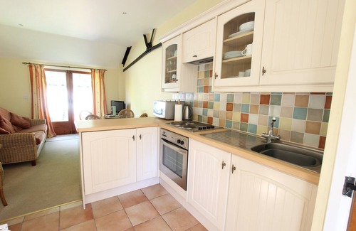 Ashford Cottage | Acorn Cottage: Cozy Retreat with Kitchen & Breakfast Options