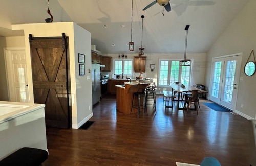 Grand Bend Cottage | Acorn Hills: Stylish Retreat with Private Beach & Games Room
