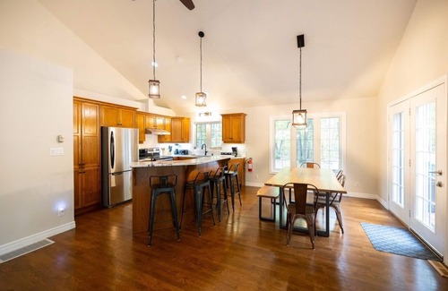 Grand Bend Cottage | Acorn Hills: Stylish Retreat with Private Beach & Games Room