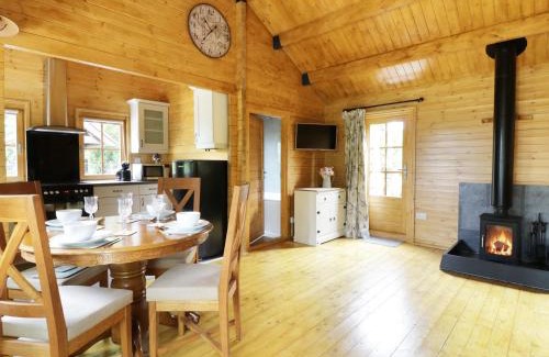 Saxmundham House | Pet-Friendly Acorn Lodge: 4-Star Comfort with High Ratings