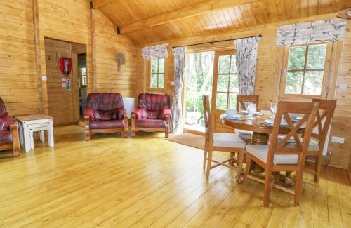 Saxmundham House | Pet-Friendly Acorn Lodge: 4-Star Comfort with High Ratings