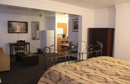 Grande Cache Hotel | Budget-Friendly Acorn Motel with Family Amenities & Breakfast
