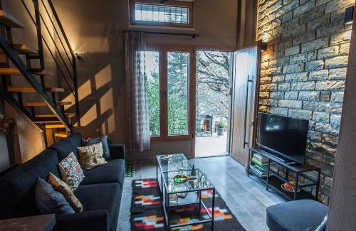 Aetia House | Discover Acorn's Houses: Cozy Stay with Hot Tub Access