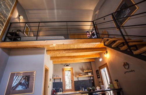 Aetia House | Discover Acorn's Houses: Cozy Stay with Hot Tub Access