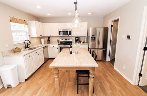 Noblesville House | Acoustic Oasis: Perfect for Families with Pool & Breakfast
