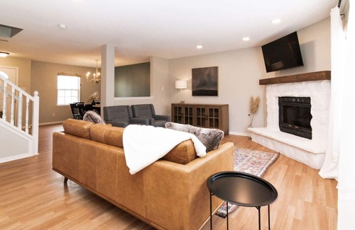 Noblesville House | Acoustic Oasis: Perfect for Families with Pool & Breakfast