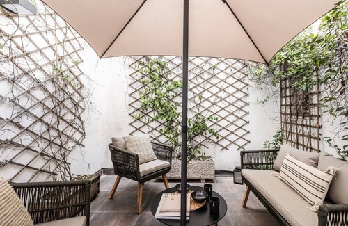 Huertas Apartment | Pet-Friendly Acqua with Terrace in Centro for Families