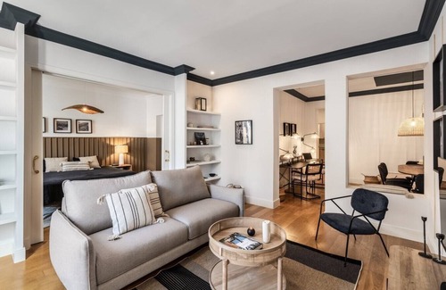 Huertas Apartment | Pet-Friendly Acqua with Terrace in Centro for Families