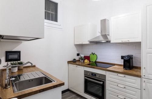 Genoa Historical Centre Apartment | Stylish Acquario Apartment: Free Wifi & Netflix Awaits!