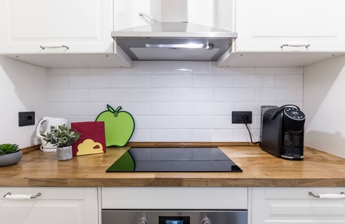 Genoa Historical Centre Apartment | Stylish Acquario Apartment: Free Wifi & Netflix Awaits!