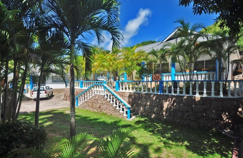 Praslin Island Bed & Breakfast | Stellar Stay at Acquario Guesthouse: Family-Friendly Haven