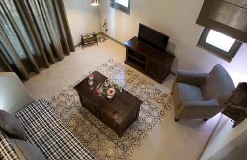 Tsoukaladhes Villa | Relax at Acquaterra Villas: Family-Friendly with Pool & Hot Tub
