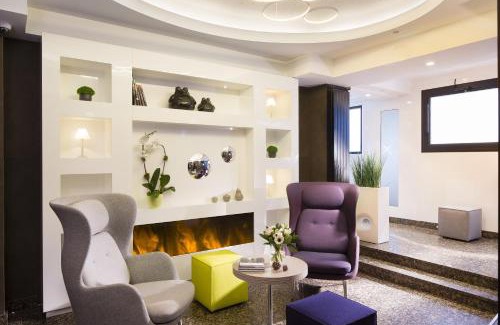 Quartier du Petit-Montrouge Hotel | Discover Acropole: Family-Friendly Comfort and Dining Awaits