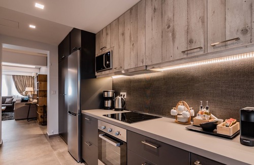 Koukaki Apartment | Acropolis Living: Top-Rated Stay with Spa & Metro Access