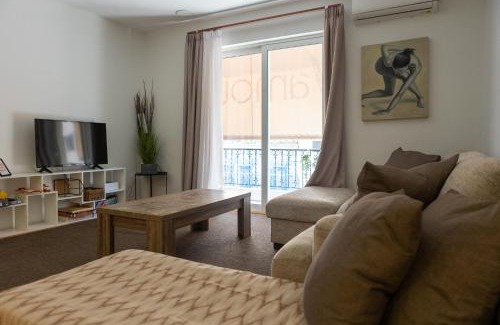 Omonia Apartment | Family-Friendly Acropolis View 4-BD Apartment in the Heart