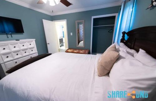 Little Rock House | Convenient Stay Near Hospital with King Bed & Patio