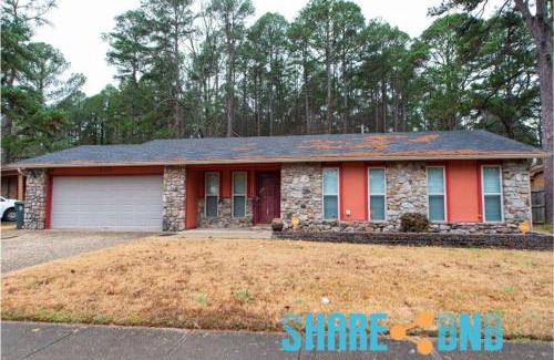 Little Rock House | Convenient Stay Near Hospital with King Bed & Patio