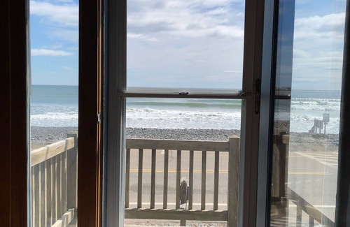 York Beach House | Beachfront Retreat with Ocean View – Sleeps 14 Comfortably