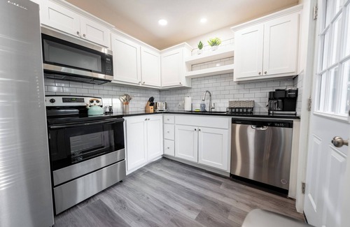 Norman House | Top-Rated 4 Bed/2 Bath - Steps from OU, Pet Friendly Stay