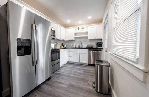Norman House | Top-Rated 4 Bed/2 Bath - Steps from OU, Pet Friendly Stay