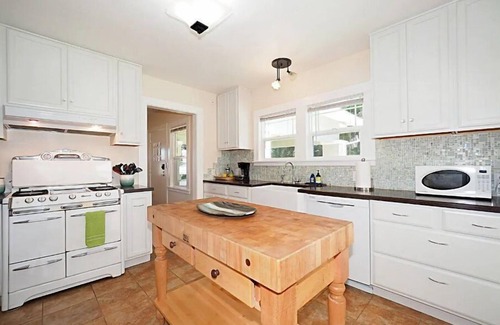 Sebastopol House | Idyllic Haven Across from The Barlow with Ocean Views