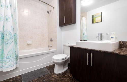 Toronto Entertainment District Apartment | Prime Location: Steps from CN Tower & Metro Toronto Convention Centre