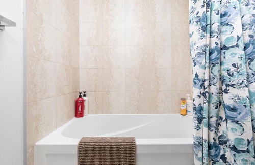 Toronto Entertainment District Apartment | Prime Location: Steps from CN Tower & Metro Toronto Convention Centre