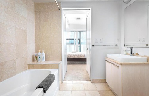 Toronto Entertainment District Apartment | Prime Location: Steps from CN Tower & Metro Toronto Convention Centre