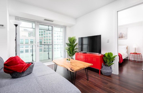 Toronto Entertainment District Apartment | Prime Location: Steps from CN Tower & Metro Toronto Convention Centre