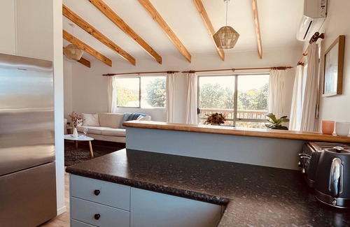 Papamoa Beach House | Beachfront Bliss: Family-Friendly Stay Near Papamoa