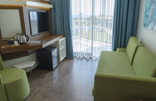 Kızlan Hotel | Inviting Acroter Hotel & Spa with Pool and Ocean Views