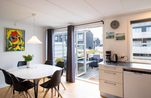Øer Strand House | Relaxing House by the Sea with Pool and Sports Access