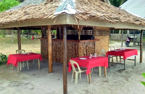 Mimaropa House | Beachfront Acuario Inn: Cozy Rooms with Ocean Views