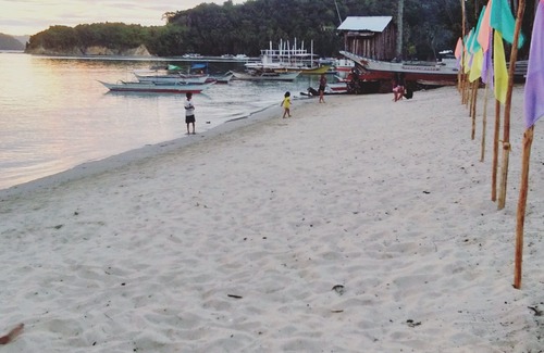 Mimaropa House | Beachfront Acuario Inn: Cozy Rooms with Ocean Views