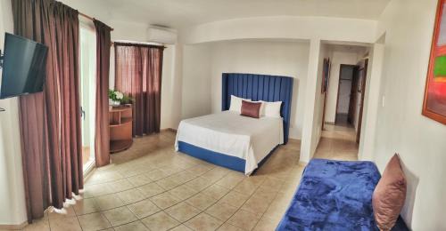 Ensanche Isabelita Hotel | Discover Acuarium Suite Resort with Oceanfront Amenities
