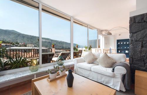 La Mancha Apartment | Modern AD Alberto Dorner: Oceanfront Stay with Breakfast