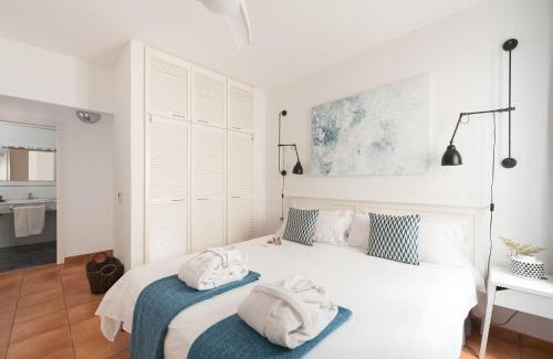 La Mancha Apartment | Modern AD Alberto Dorner: Oceanfront Stay with Breakfast