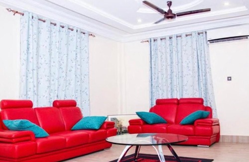Kumasi Apartment | Explore AD Courts: Family-Friendly Retreat with Pool & Breakfast