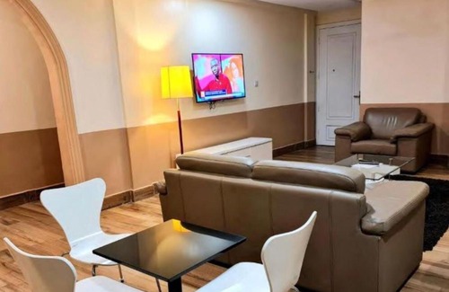 Kumasi Apartment | Explore AD Courts: Family-Friendly Retreat with Pool & Breakfast